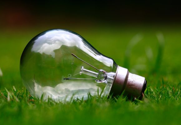 Jak oszczędzać na rachunkach za prąd dzięki zielonej energii?