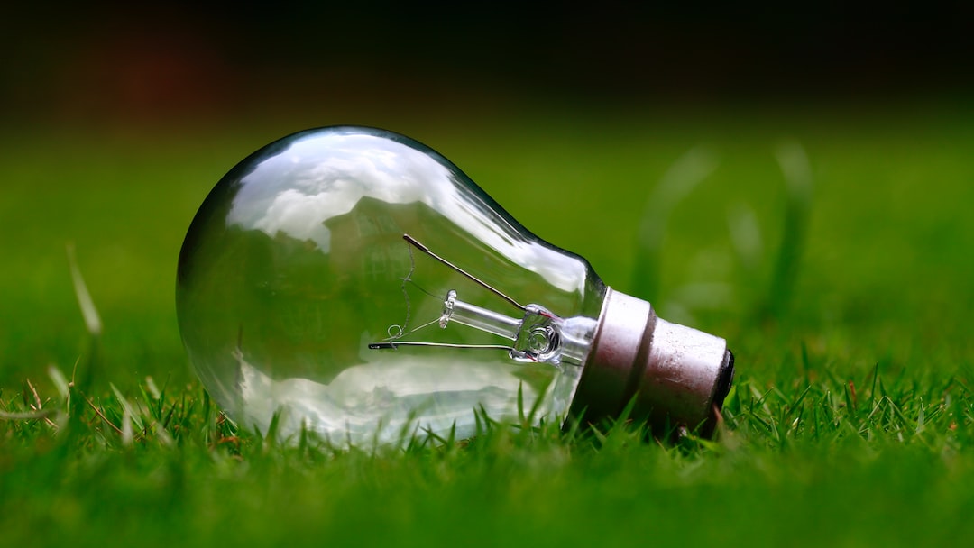 Jak oszczędzać na rachunkach za prąd dzięki zielonej energii?