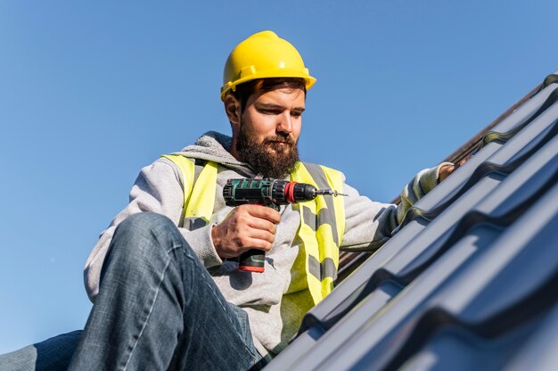 Jak prawidłowo zamontować i zadbać o uszczelnienie okien dachowych – praktyczne porady