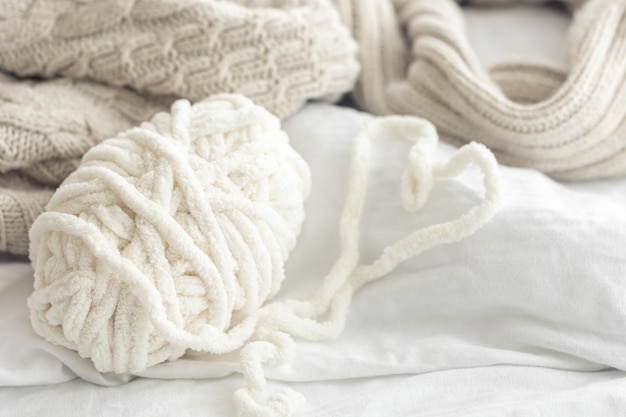 Jakie materiały wybrać, aby stworzyć przytulną atmosferę w domowym wnętrzu?