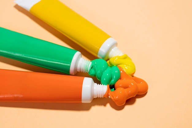 Jakie czynniki warto wziąć pod uwagę przy wyborze farby do renowacji drewnianych mebli?