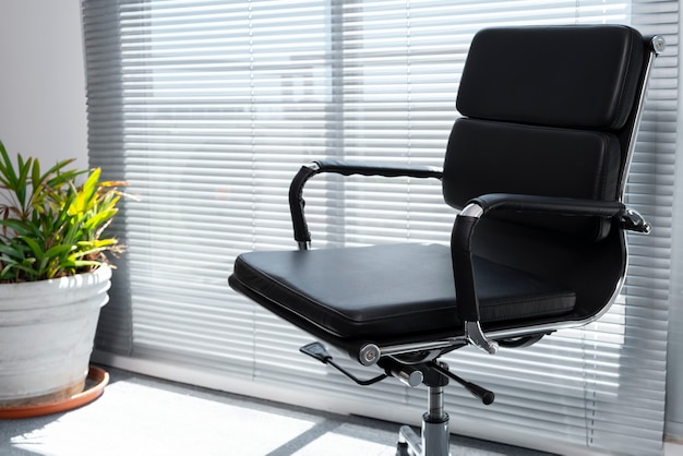 Jak wybrać idealny fotel do domowego biura: kluczowe aspekty ergonomii i designu